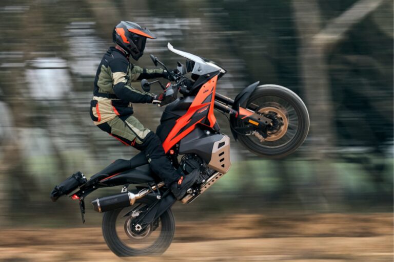 KTM 790 Adventure 2025: la moto que eleva el confort y la precisión