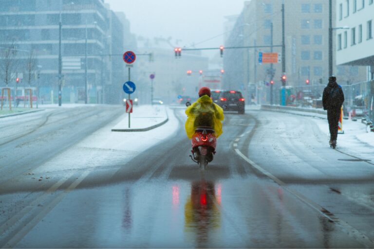 invierno y moto como conducir con precaucion en nieve y carreteras resbaladizas