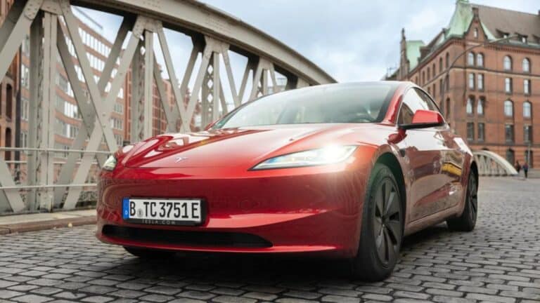 descubre las últimas novedades sobre la actualización de tesla, incluyendo nuevas características, mejoras en el rendimiento y avances tecnológicos. mantente al día con todas las innovaciones que ofrece tesla para sus vehículos.