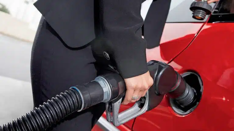 descubre estrategias efectivas para reducir el consumo de combustible de tu coche. ahorra dinero y cuida el medio ambiente con consejos prácticos para optimizar el rendimiento de tu vehículo.