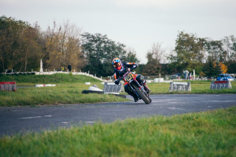 choque en nurburgring la direccion pone fin a las sesiones libres para todas las motos