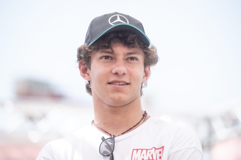 descubre a kimi antonelli, el joven prodigio del automovilismo que se perfila como el sucesor de lewis hamilton. conoce su carrera, logros y cómo está dejando huella en la fórmula 1.