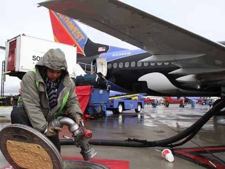 las aerolíneas solicitan un bloqueo urgente del impuesto sobre combustibles, argumentando que la medida afectará la viabilidad económica del sector y el acceso a vuelos accesibles para los pasajeros.