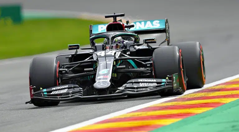 descubre cómo lewis hamilton ha impresionado al mundo en su paso por ferrari en f1. un análisis de su desempeño, estrategias y la influencia en el equipo. ¡no te lo pierdas!