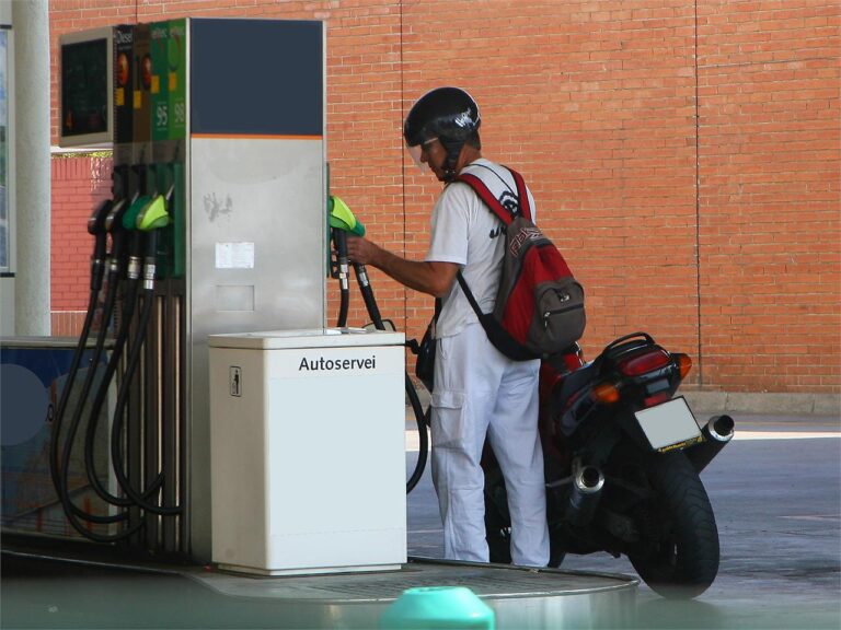 motivos detrás de la disminución del precio de la gasolina