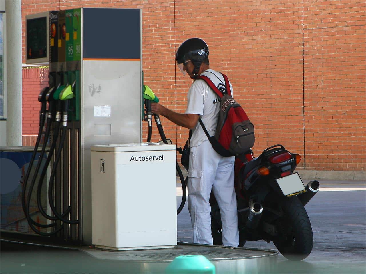 descubre las principales causas de la caída en los precios de la gasolina, incluyendo factores económicos, geopolíticos y cambios en la oferta y demanda. mantente informado sobre cómo estas dinámicas impactan tu bolsillo y la economía global.