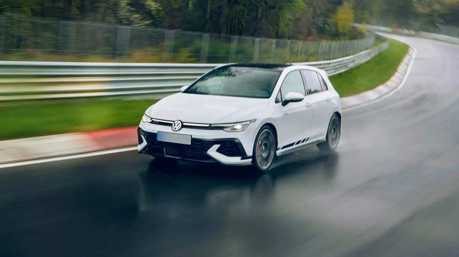 descubre la potencia del golf gti, un icónico hatchback que combina un rendimiento excepcional con un diseño sporty. con su motor turboalimentado y tecnología avanzada, este vehículo ofrece una experiencia de conducción emocionante y dinámica.