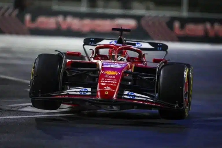 descubre por qué mclaren es el favorito en melbourne mientras ferrari busca su oportunidad. análisis de la carrera, estrategias y lo que significa para la temporada de fórmula 1.